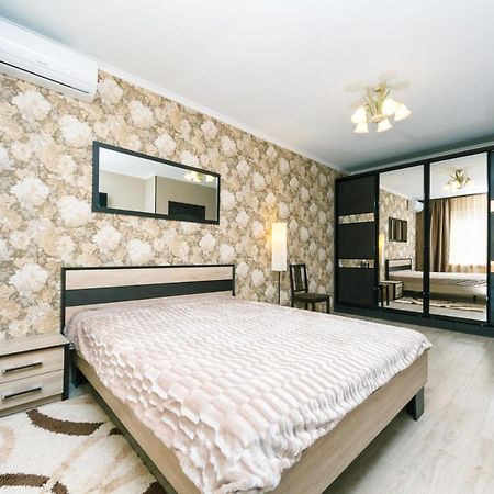 Poznyaky Apartments Patriotika Kiev Buitenkant foto