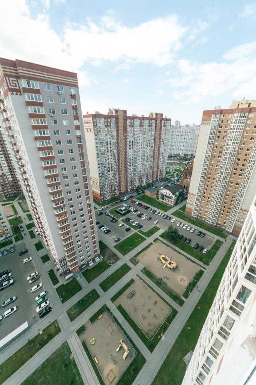 Poznyaky Apartments Patriotika Kiev Buitenkant foto
