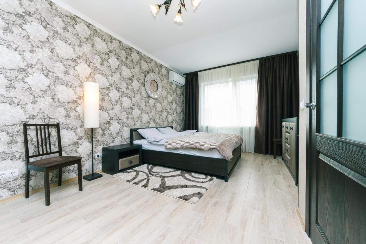 Poznyaky Apartments Patriotika Kiev Buitenkant foto