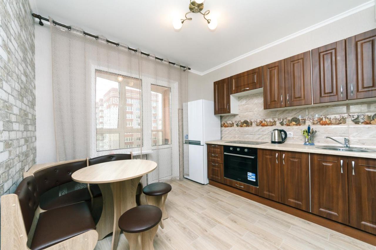 Poznyaky Apartments Patriotika Kiev Buitenkant foto