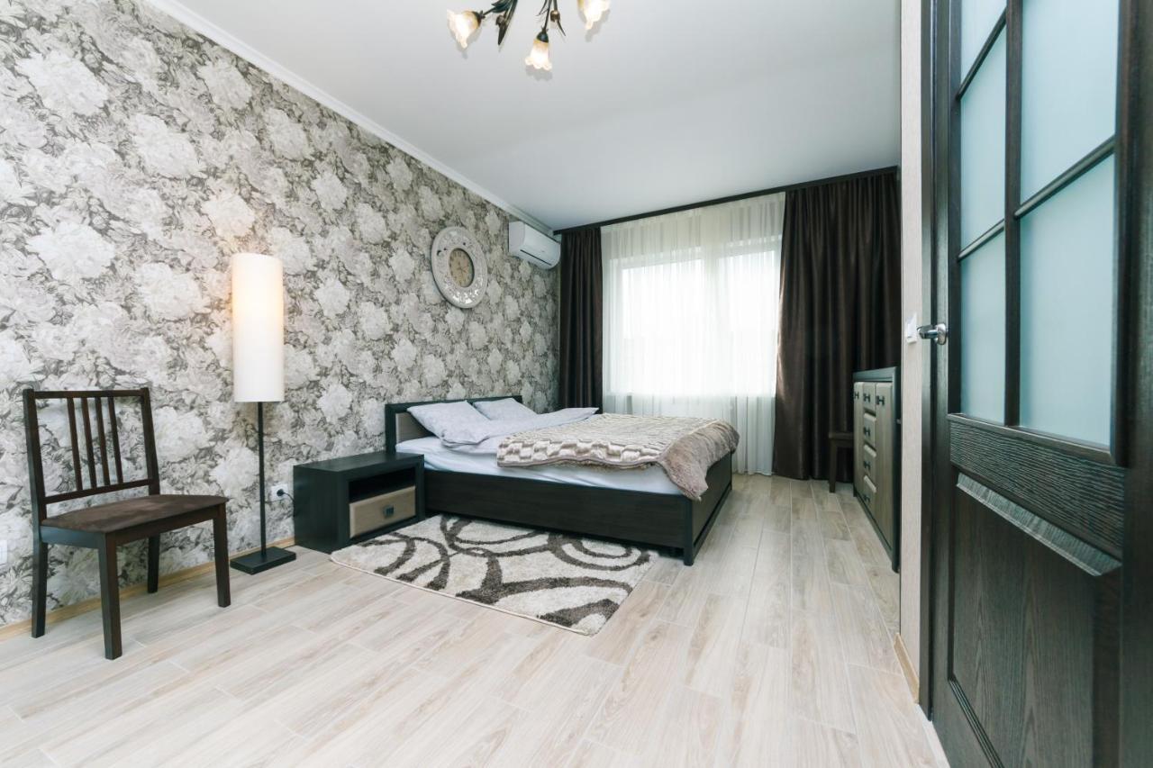 Poznyaky Apartments Patriotika Kiev Buitenkant foto