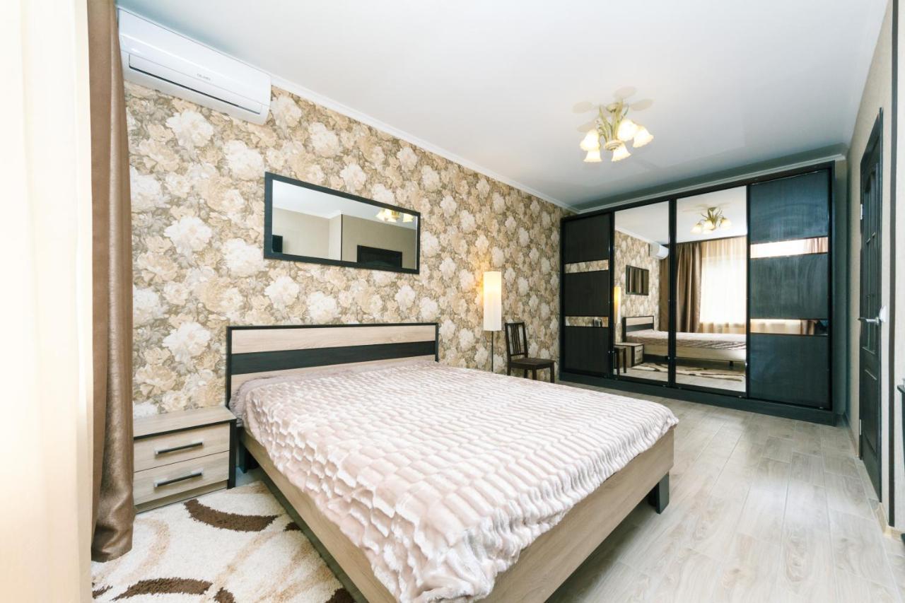 Poznyaky Apartments Patriotika Kiev Buitenkant foto